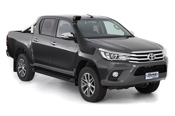 Το μαύρο ανοιχτό φορτηγό ABS Tayota Hilux Revo 4x4 κολυμπά με αναπνευτήρα