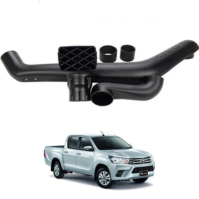 Το μαύρο ανοιχτό φορτηγό ABS Tayota Hilux Revo 4x4 κολυμπά με αναπνευτήρα