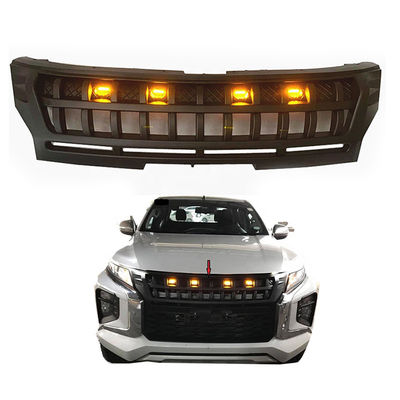 Η μπροστινή σχάρα 4x4 οχημάτων της Mitsubishi Triton L200 παίρνει με το φως